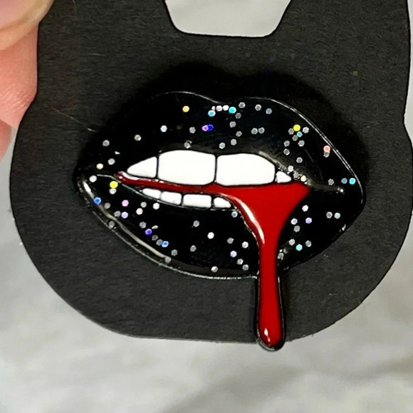💥5 for $25 Sale💥 Goth Glam: Sparkling Black Lips Brooch - Unleash Your Dark Side - Picture 4 of 6
